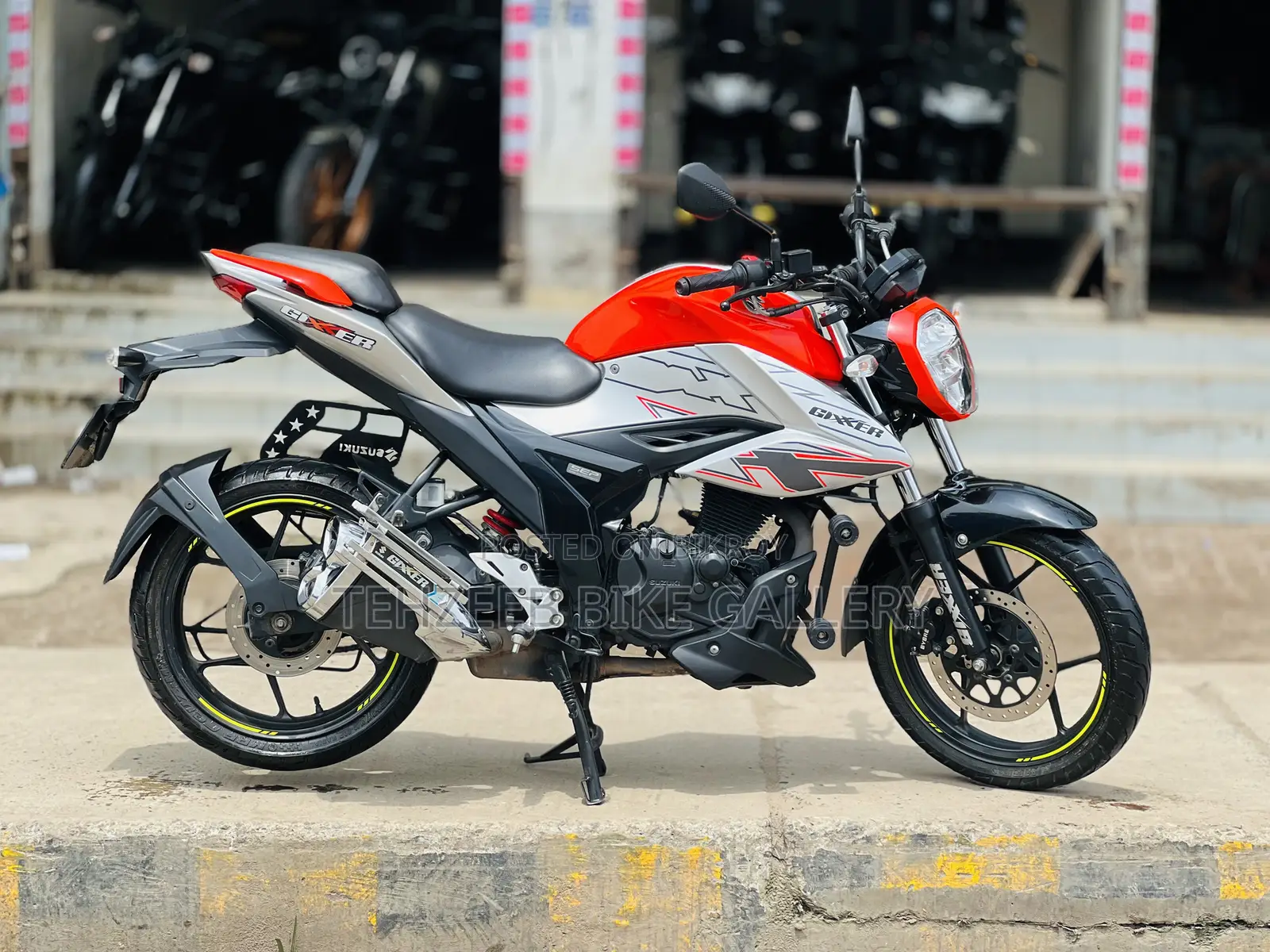 সুজুকি জিক্সার ২০২৫ কমলা