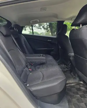 Toyota Prius 4-Door Hatchback (1.8L 4-Cylinder Gas/Electric Hybrid CVT) 2016