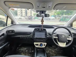 Toyota Prius 4-Door Hatchback (1.8L 4-Cylinder Gas/Electric Hybrid CVT) 2016