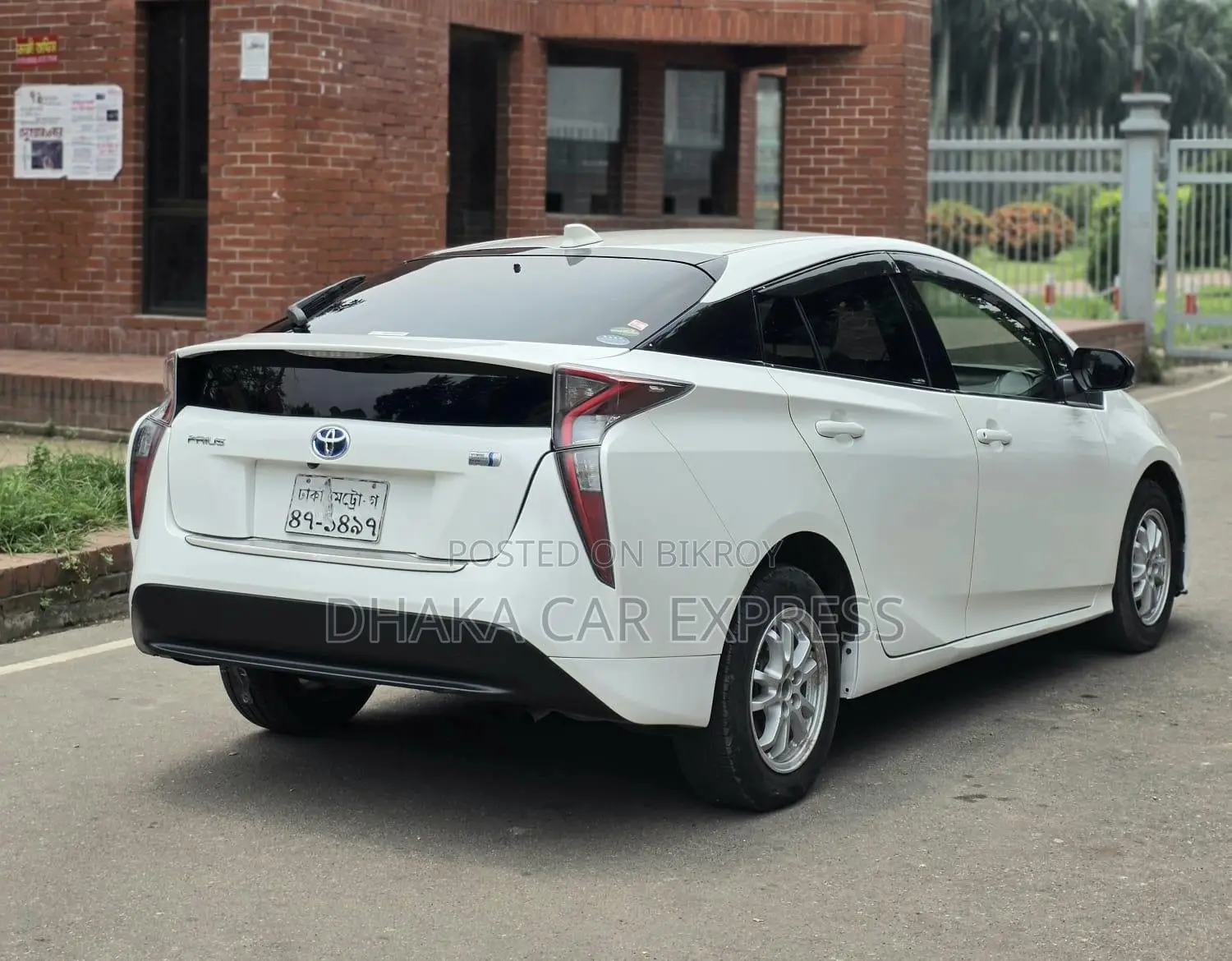 Toyota Prius 4-Door Hatchback (1.8L 4-Cylinder Gas/Electric Hybrid CVT) 2016