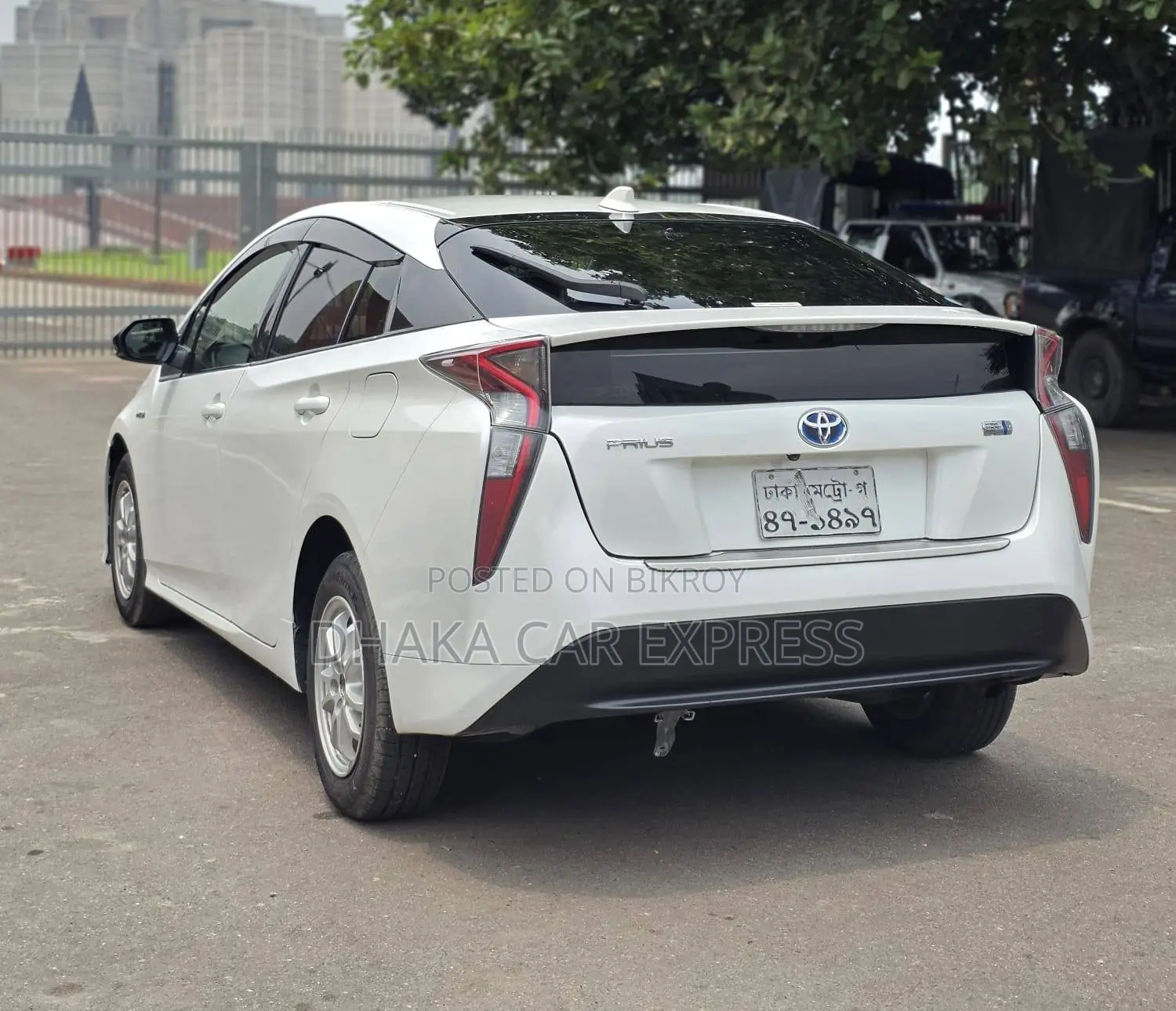 Toyota Prius 4-Door Hatchback (1.8L 4-Cylinder Gas/Electric Hybrid CVT) 2016