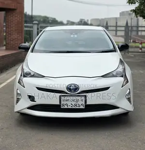 Toyota Prius 4-Door Hatchback (1.8L 4-Cylinder Gas/Electric Hybrid CVT) 2016