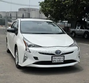 Toyota Prius 4-Door Hatchback (1.8L 4-Cylinder Gas/Electric Hybrid CVT) 2016