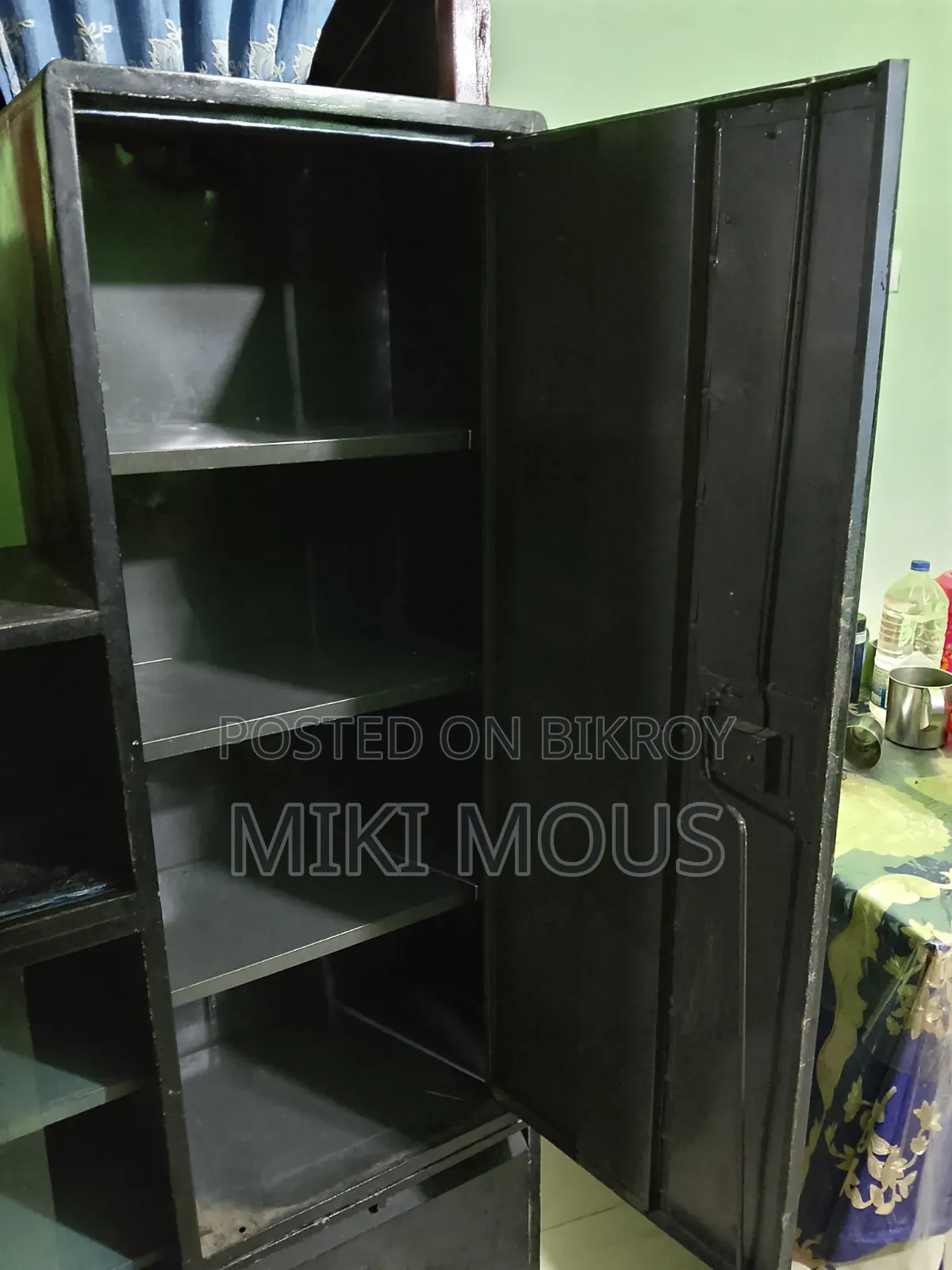 স্টিলের আলমারি