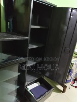 স্টিলের আলমারি