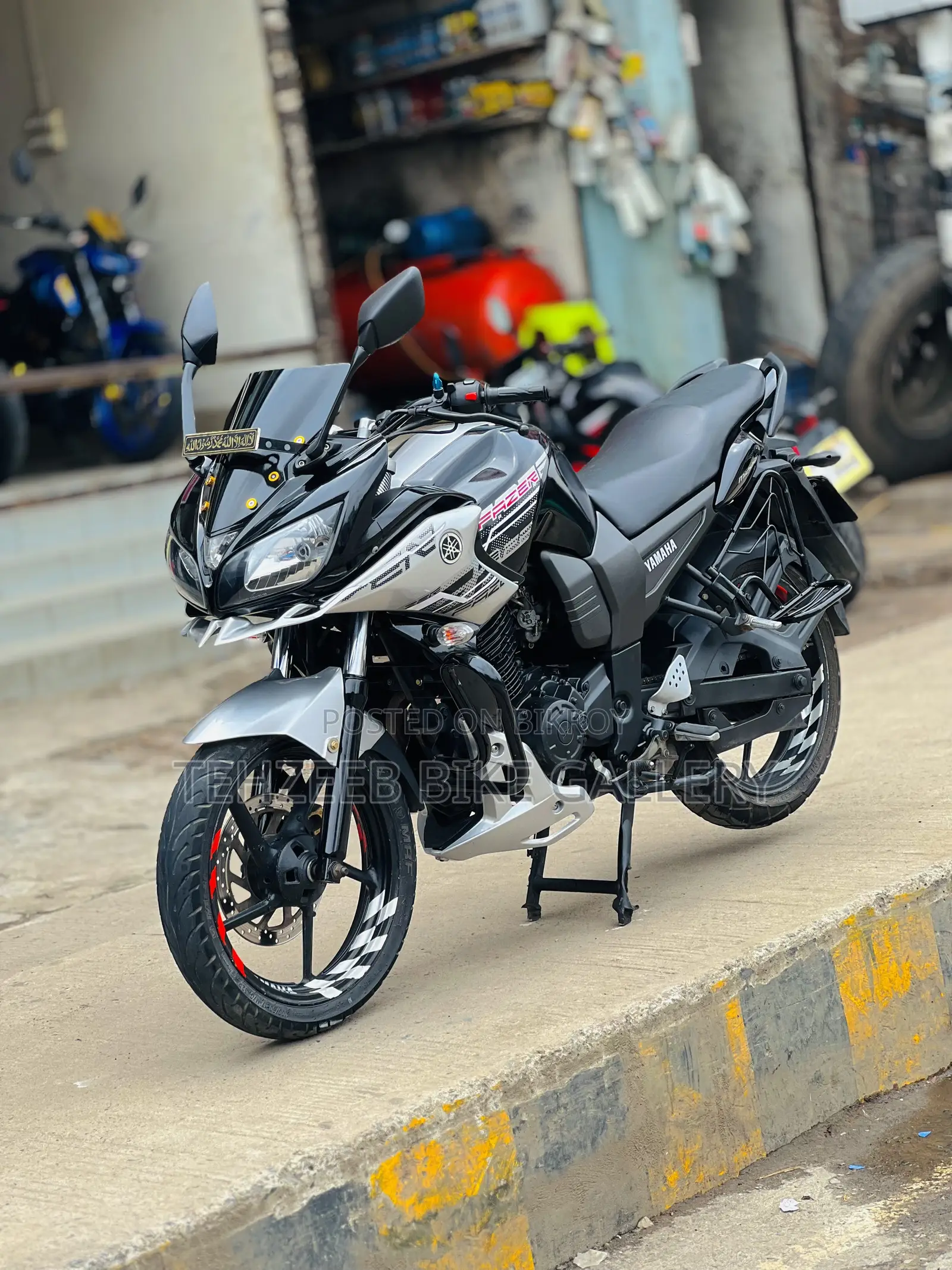 যমাহা ফেজার ভি১ ২০১৪ কালো