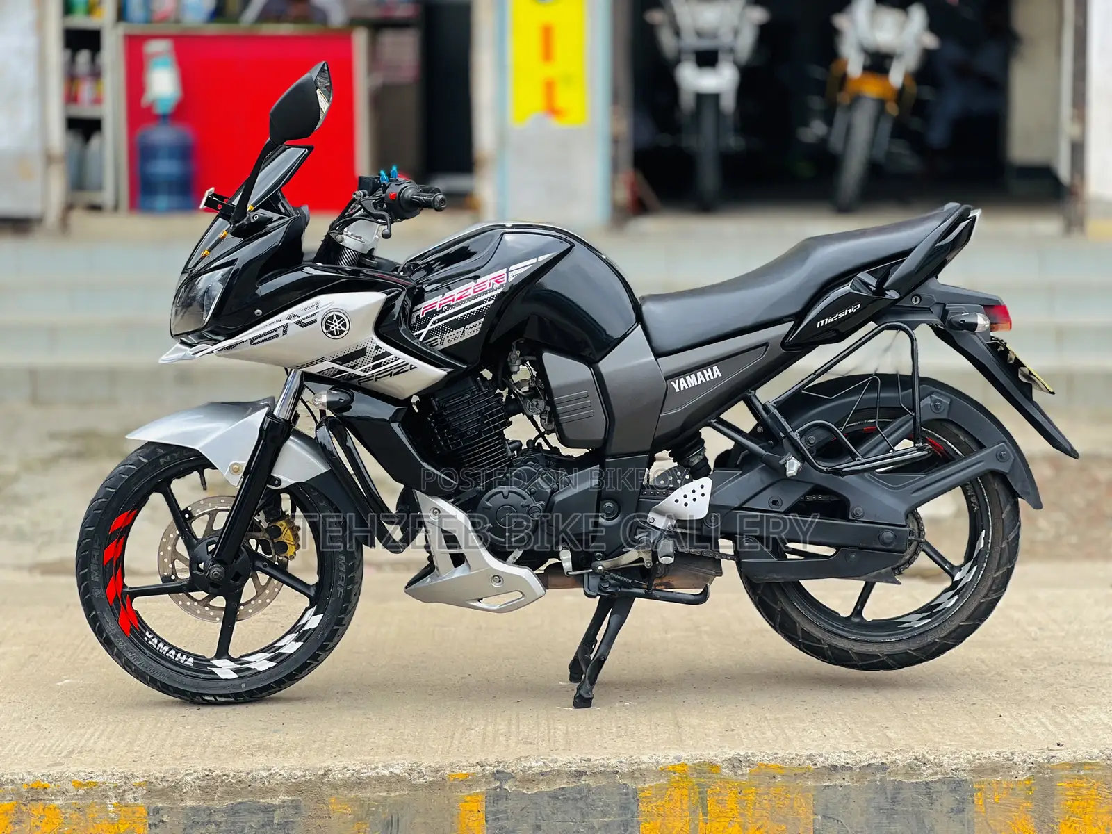 যমাহা ফেজার ভি১ ২০১৪ কালো