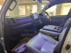 Toyota HiAce 2014 Silver