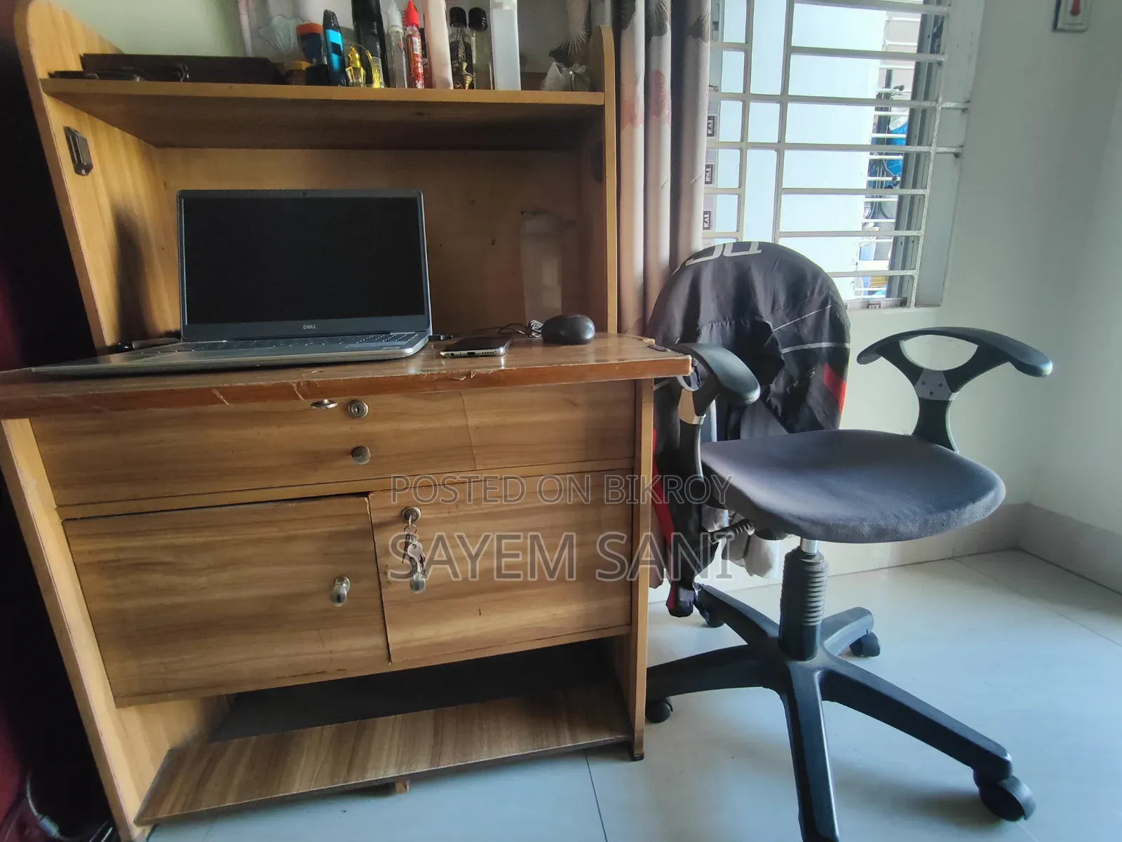 ব্যবহৃত পড়ার টেবিল ও চেয়ার