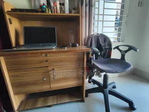 ব্যবহৃত পড়ার টেবিল ও চেয়ার
