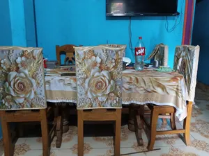 ডাইনিং টেবিল