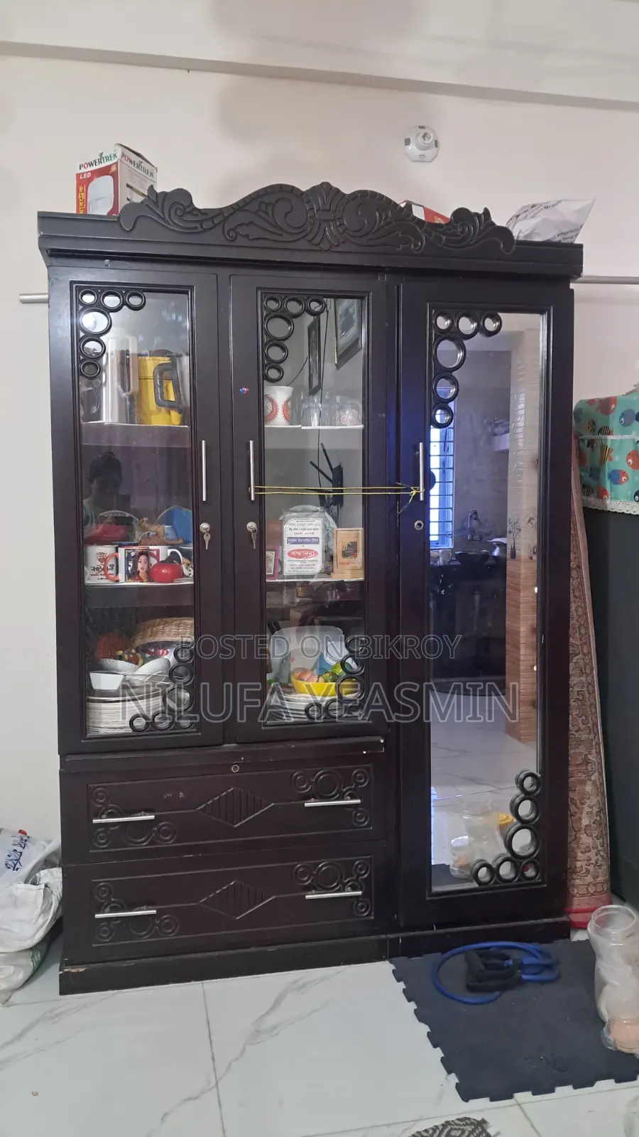 একটি ৩ পাটের আলমারি যেখানে থালাবাসন ও নিচে ২ টা ওয়ারড্রব আছে কাপড়