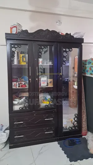 একটি ৩ পাটের আলমারি যেখানে থালাবাসন ও নিচে ২ টা ওয়ারড্রব আছে কাপড়