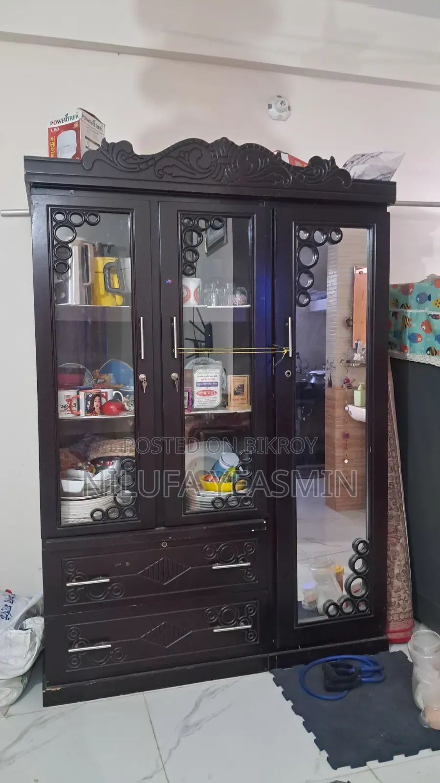 একটি ৩ পাটের আলমারি যেখানে থালাবাসন ও নিচে ২ টা ওয়ারড্রব আছে কাপড়