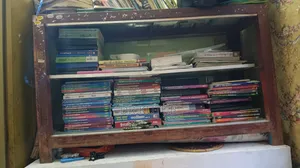 ২টা শোকেস বিক্রয় করা হবে।