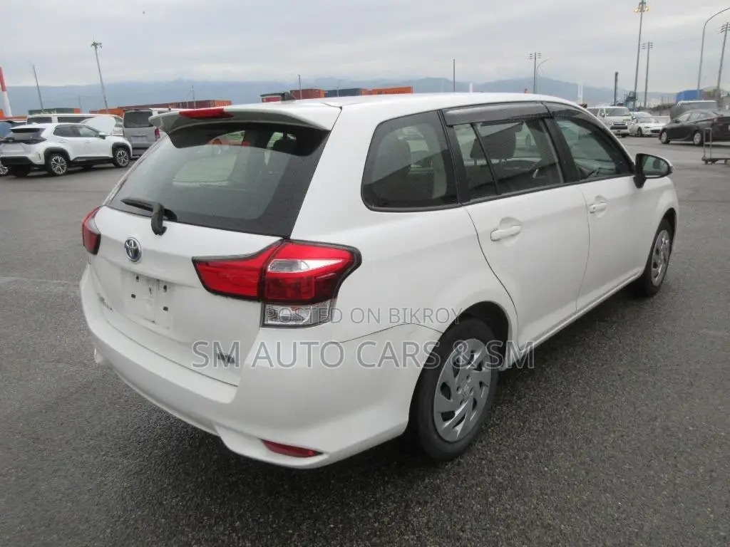 Toyota Corolla Fielder 1.5 Hybrid FWD 2021 White