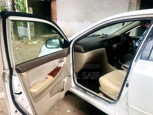 টয়োটা করোল্লা ২০০৪ সাদা