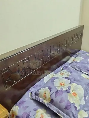 কানাডিয়ান কাঠের কিং সাইজ খাট ৭'/৬'। খাটের ভেতরে গর্জন কাঠের প্লাইউড বোর্ড।