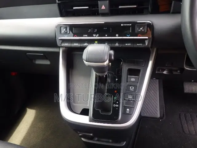 Toyota Voxy 2022 Pearl
