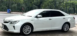 টয়োটা ক্যামری হাইব্রিড এসই ২০২৩ পার্ল