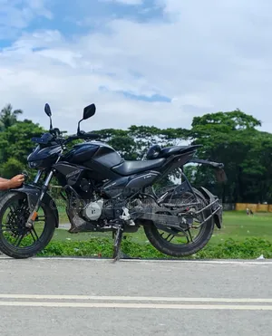 হিরো এক্সট্রিম ১২৫আর ২০২৫ কালো