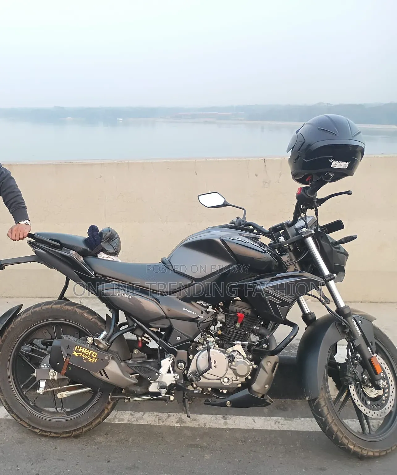 হিরো এক্সট্রিম ১২৫আর ২০২৫ কালো