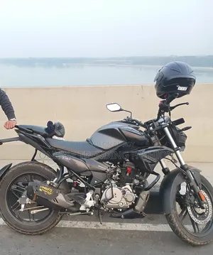 হিরো এক্সট্রিম ১২৫আর ২০২৫ কালো