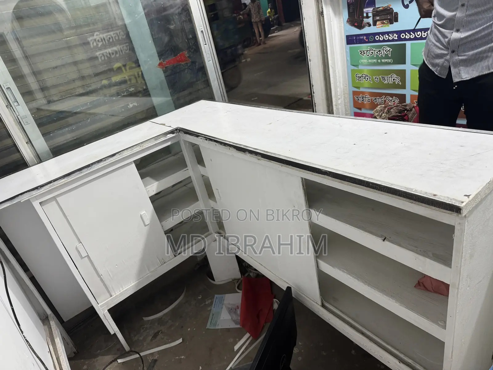 দোকানের জন্য টেবিল শোকেস