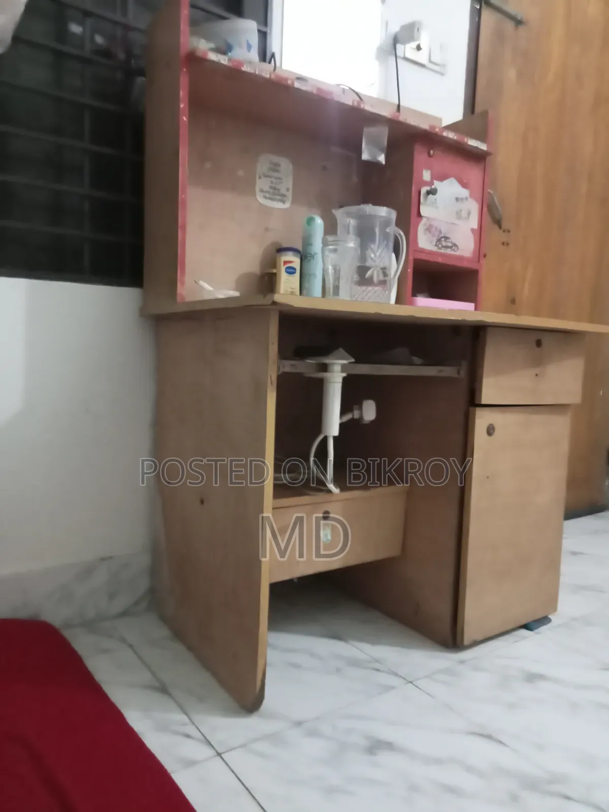পড়ার টেবিল