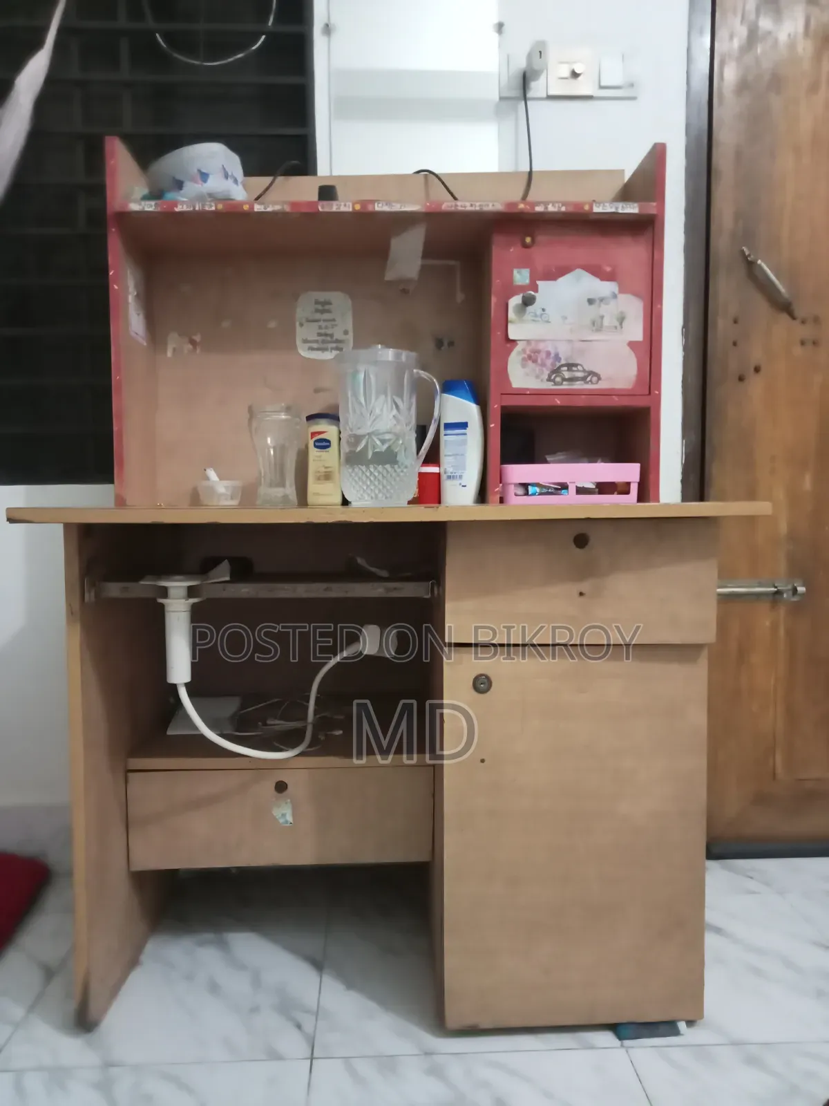 পড়ার টেবিল