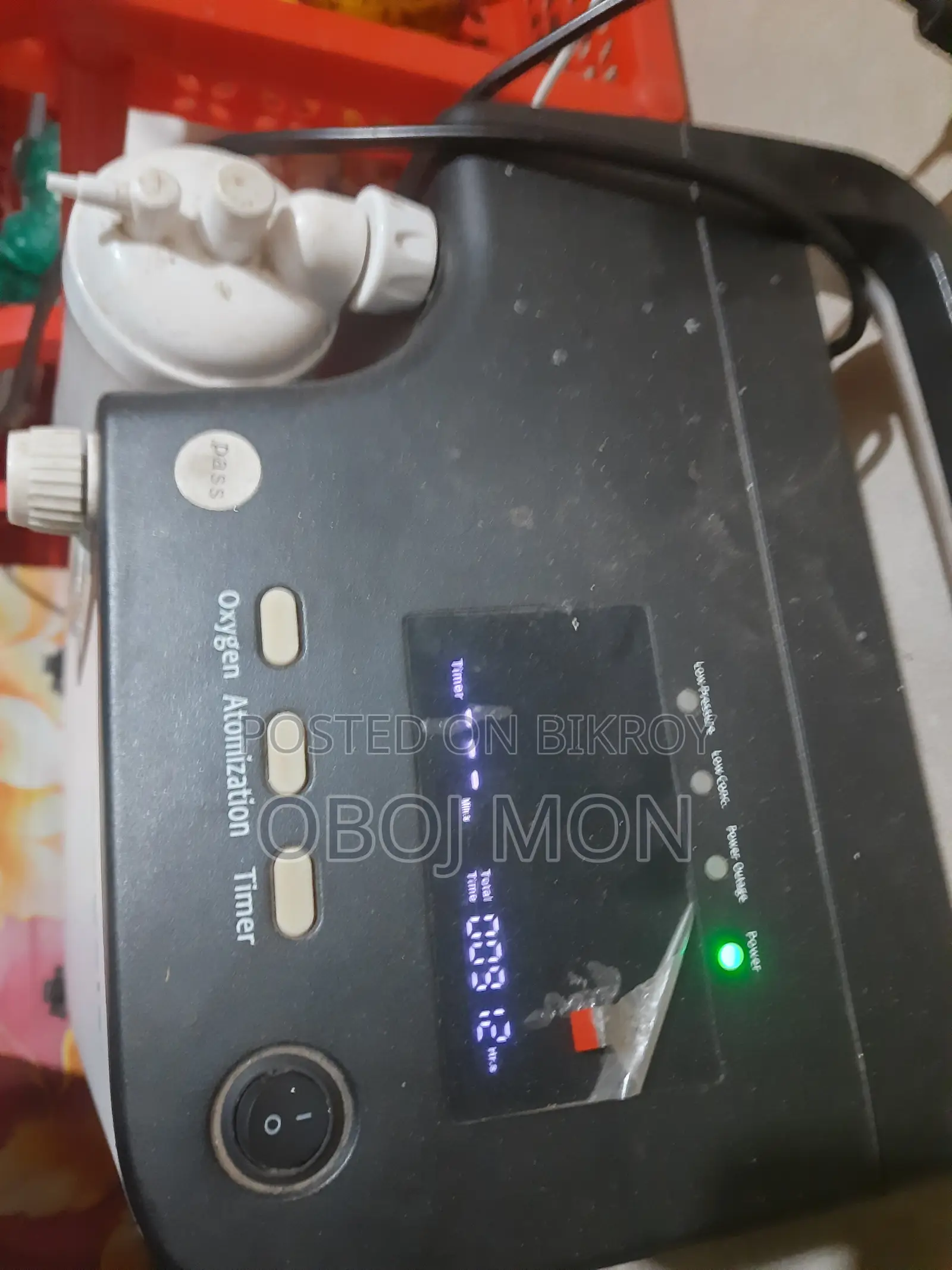 এটা একটি অক্সিজেন কনসেনট্রেটর (Oxygen Concentrator)