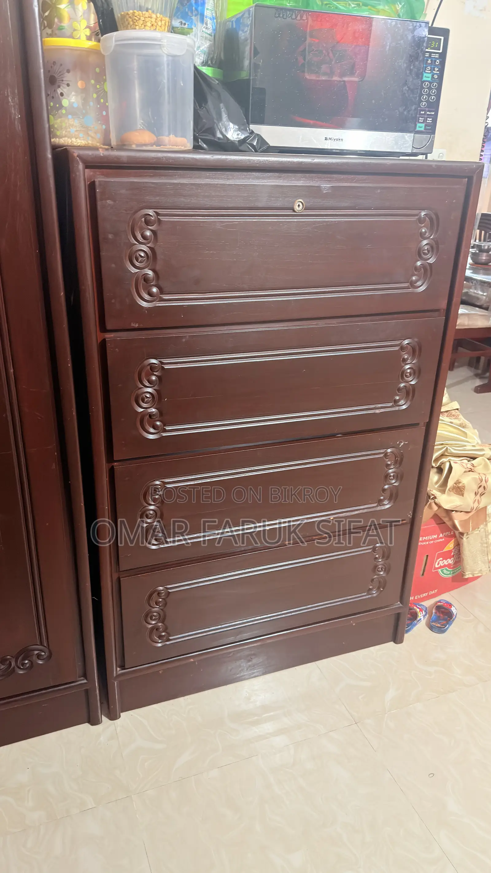 মেহগনি কাঠের আলমিরা