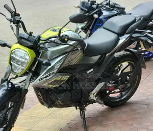 সুজুকি জিক্সার ২০২৫ সিলভার