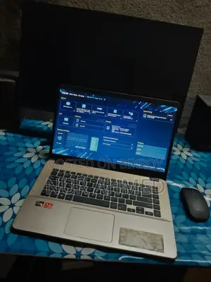 Laptop ASUS Vivobook 15 8GB AMD Ryzen 5 HDD 256GB