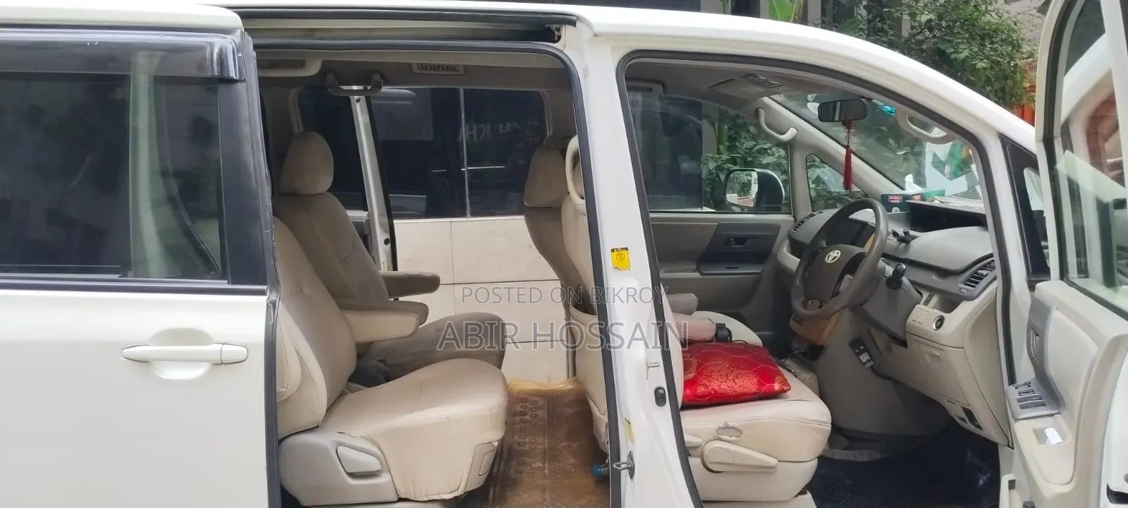 Toyota Noah 2010 White