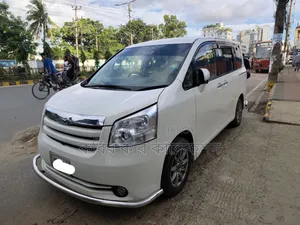 টয়োটা নোয়া ২০১০ পার্ল
