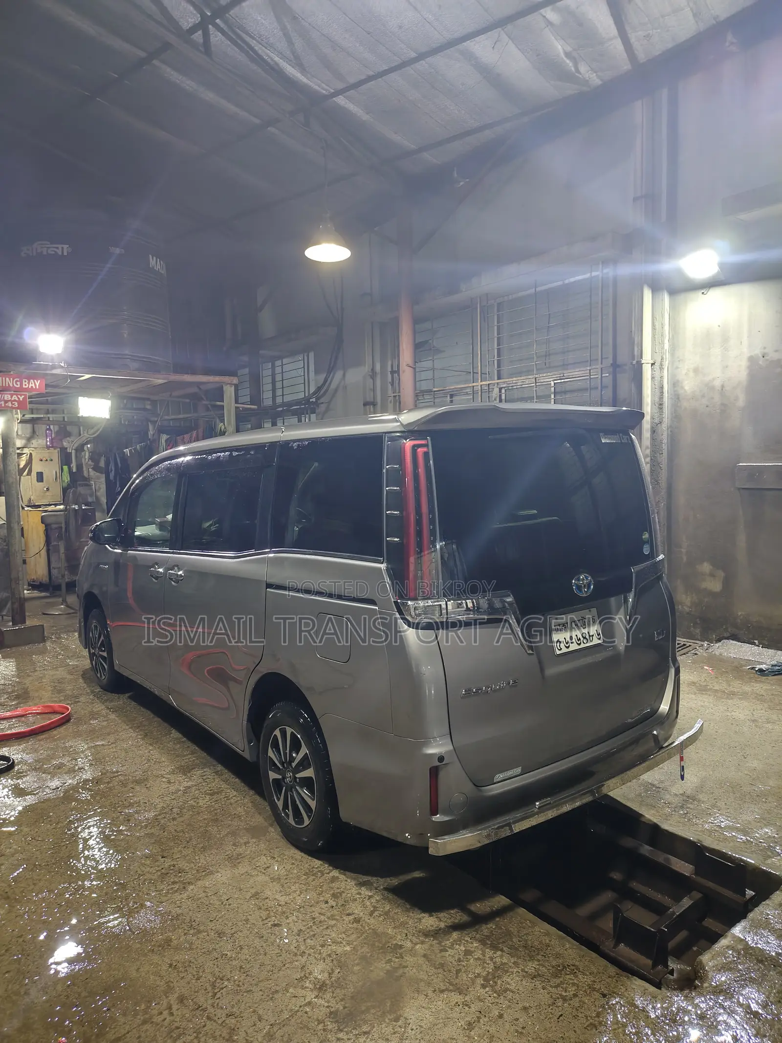 Toyota Esquire 1.8 Front-Wheel Drive Hybrid (7 Seater) 2017 Brown