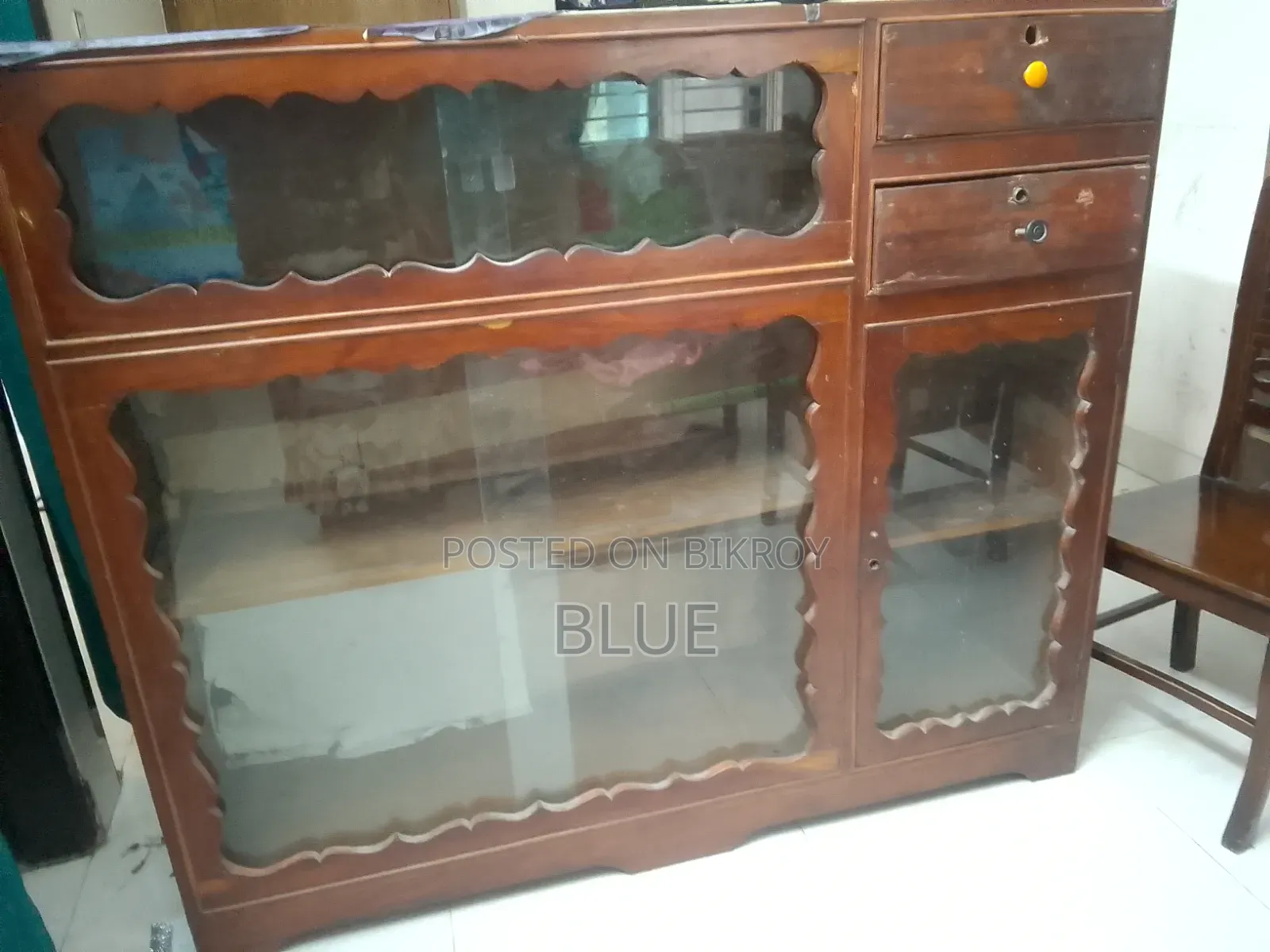 একটি কাঁঠাল কাঠের পুরাতন শো কেস