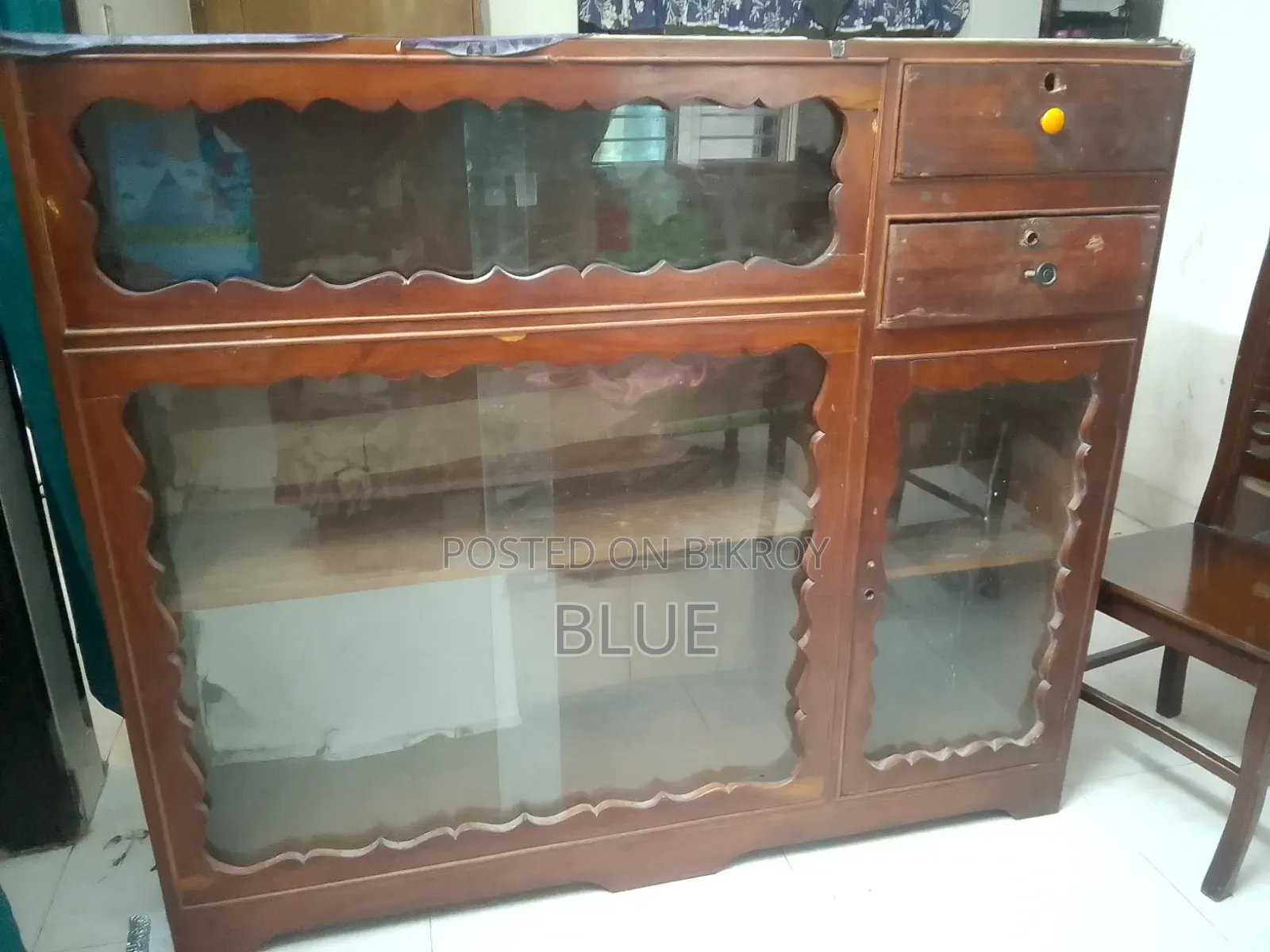 একটি কাঁঠাল কাঠের পুরাতন শো কেস
