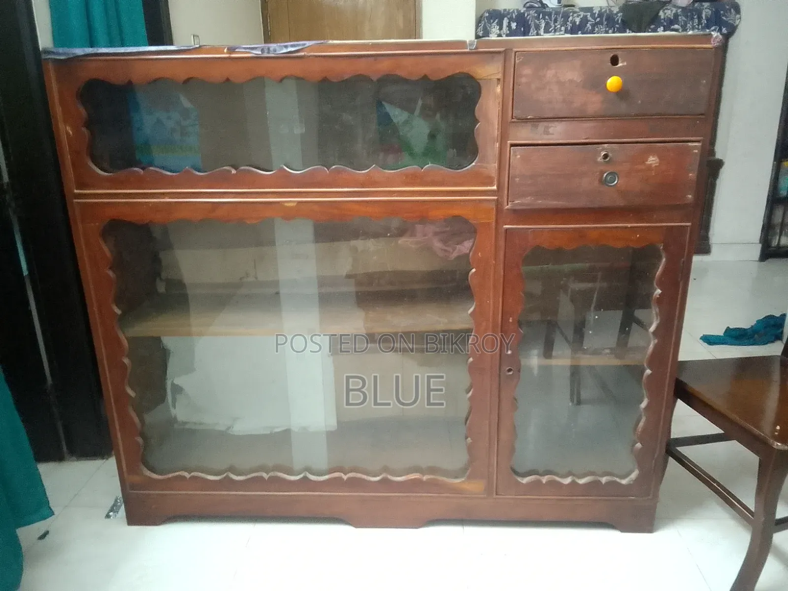একটি কাঁঠাল কাঠের পুরাতন শো কেস