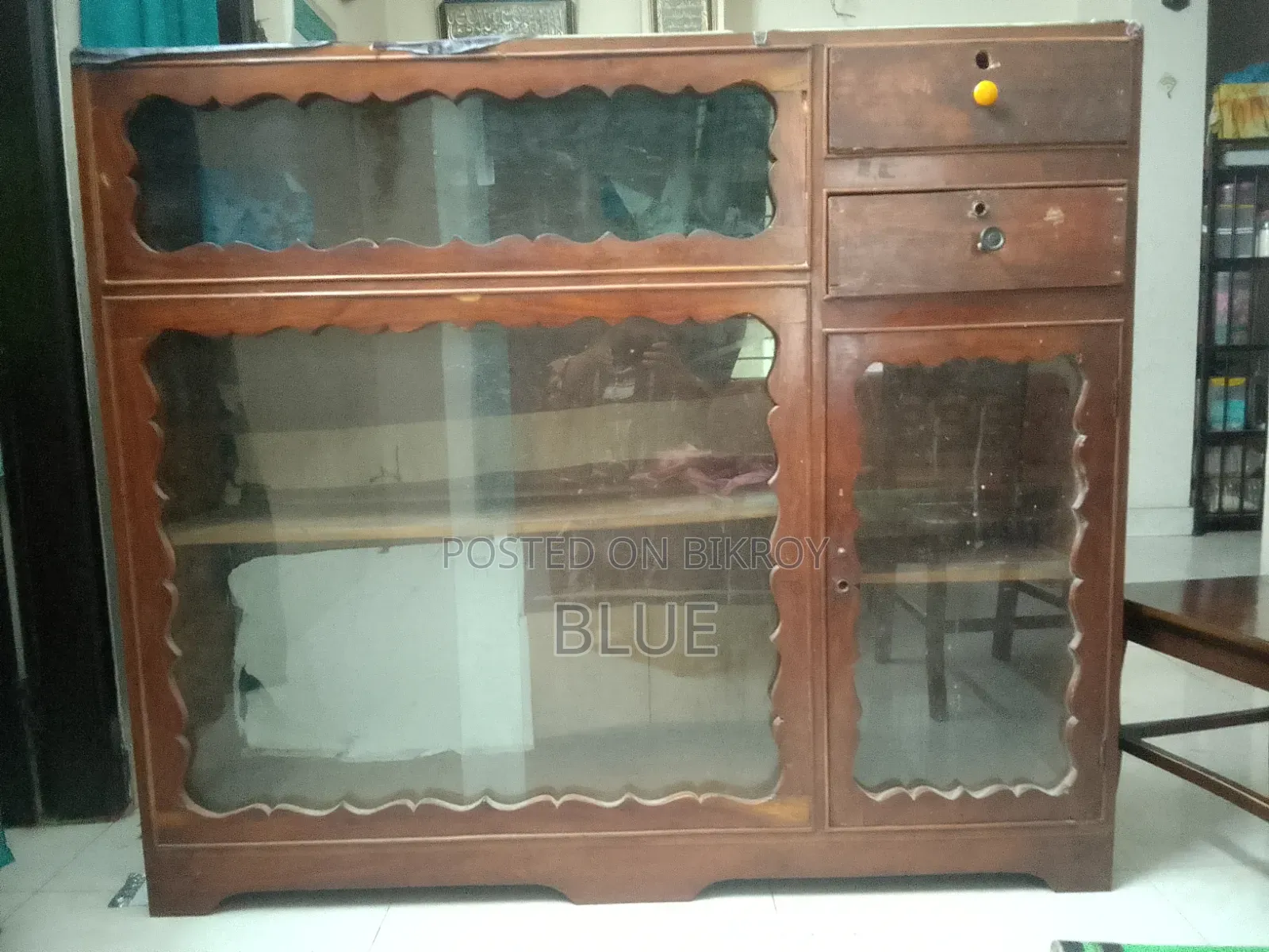 একটি কাঁঠাল কাঠের পুরাতন শো কেস