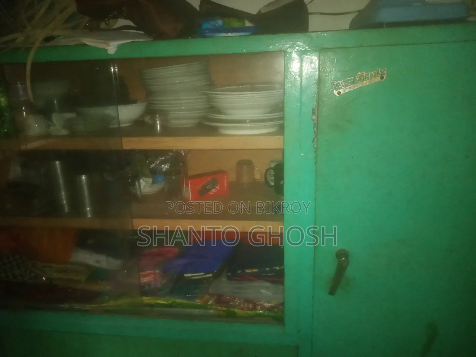 একটি স্টিলের শোকেষ আলমারী বিক্রয় করা হবে