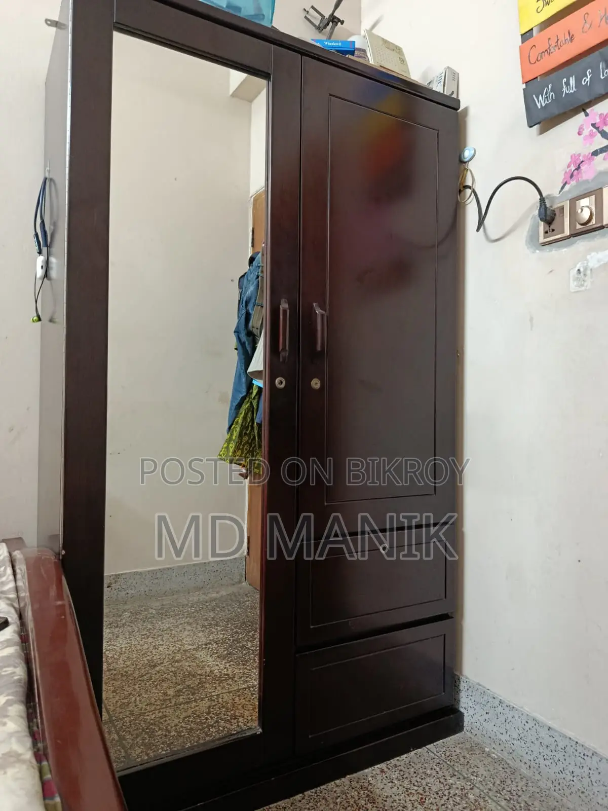 Almari/Wardrobe Fress Almari / Wardrobe With Full Mirror Drawers.