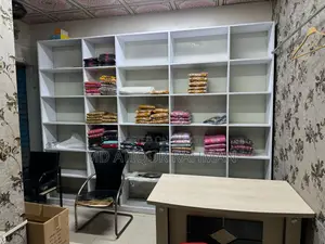 সুদৃশ্য ও মজবুত সাদা ডিসপ্লে রেক