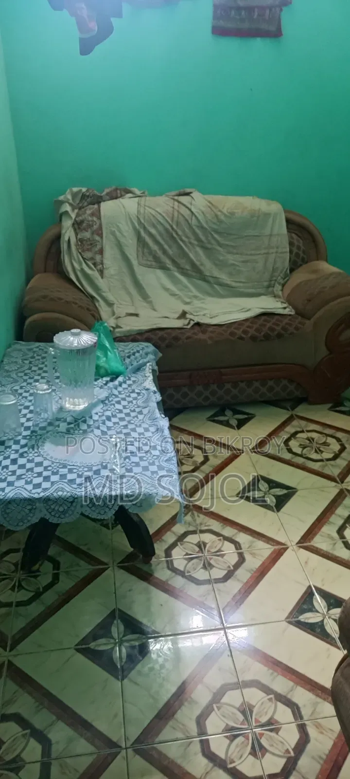 ফ্রেশ কন্ডিশন ২+২+১ ৫ জনের সোফা সেট কাভার সহ সাথে টি টেবিল আছে