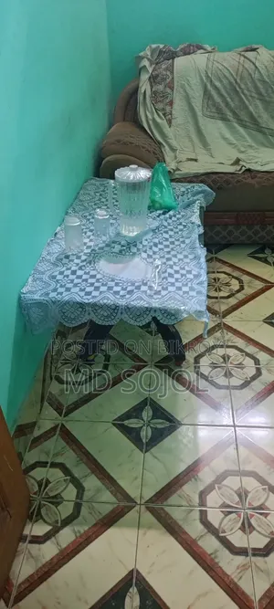 ফ্রেশ কন্ডিশন ২+২+১ ৫ জনের সোফা সেট কাভার সহ সাথে টি টেবিল আছে