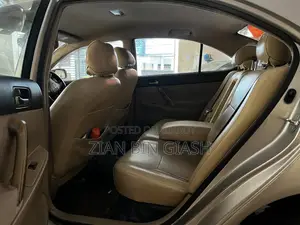 টয়োটা প্রিমিও ২০০২ রৌপ্য