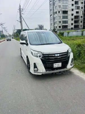 টয়োটা নোয়া ২.০ এডব্লিউডি (৮ সিটার) ২০১৭ পার্ল