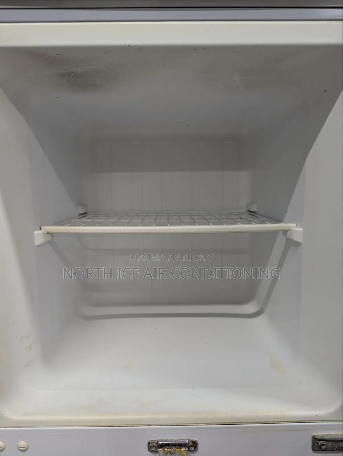 কেলন লাল রঙের ফ্রস্ট ফ্রিজ ২৫০ লিটার।