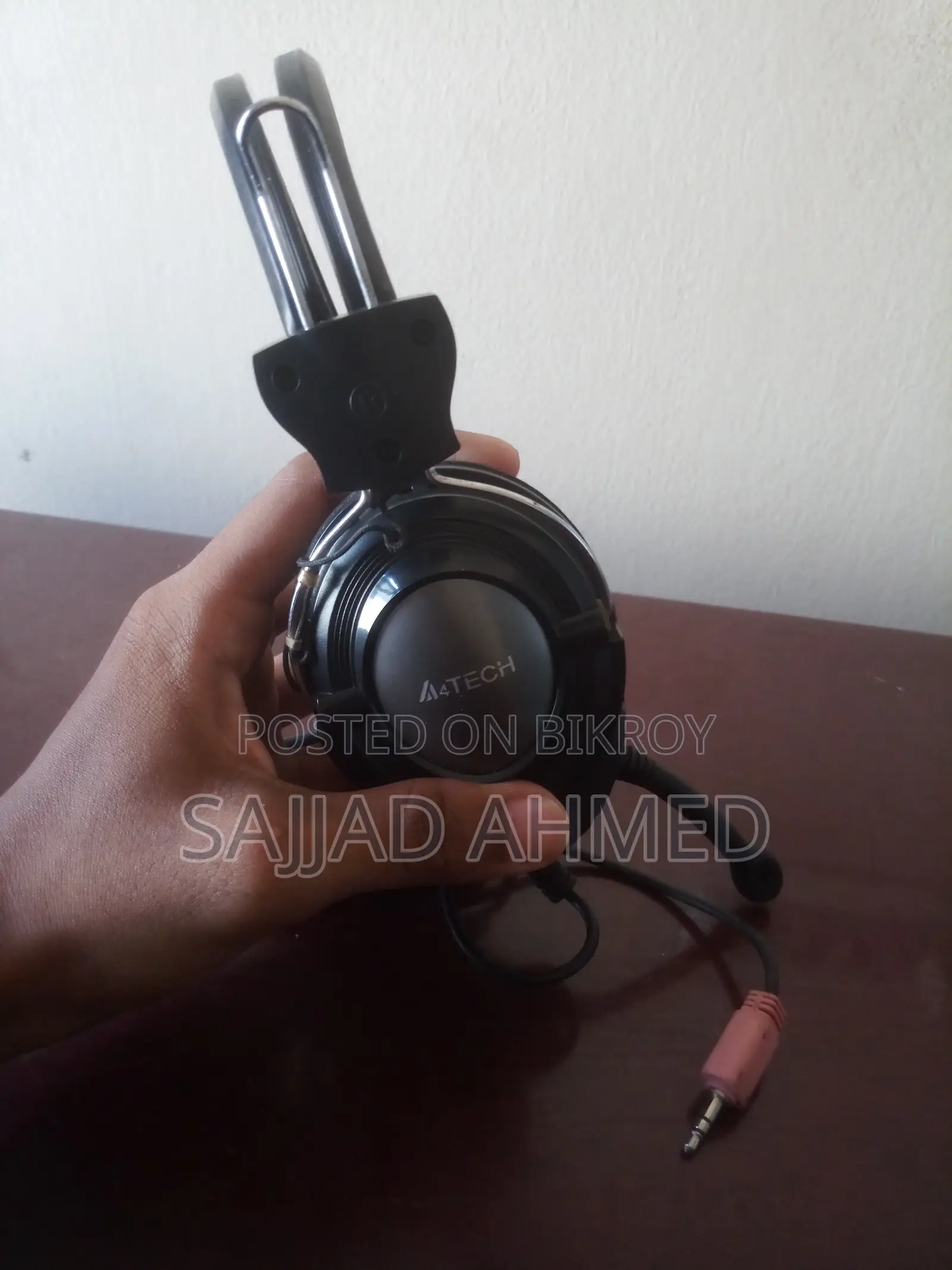 This headphone has no box, I want to sell it. There is an option to bargain